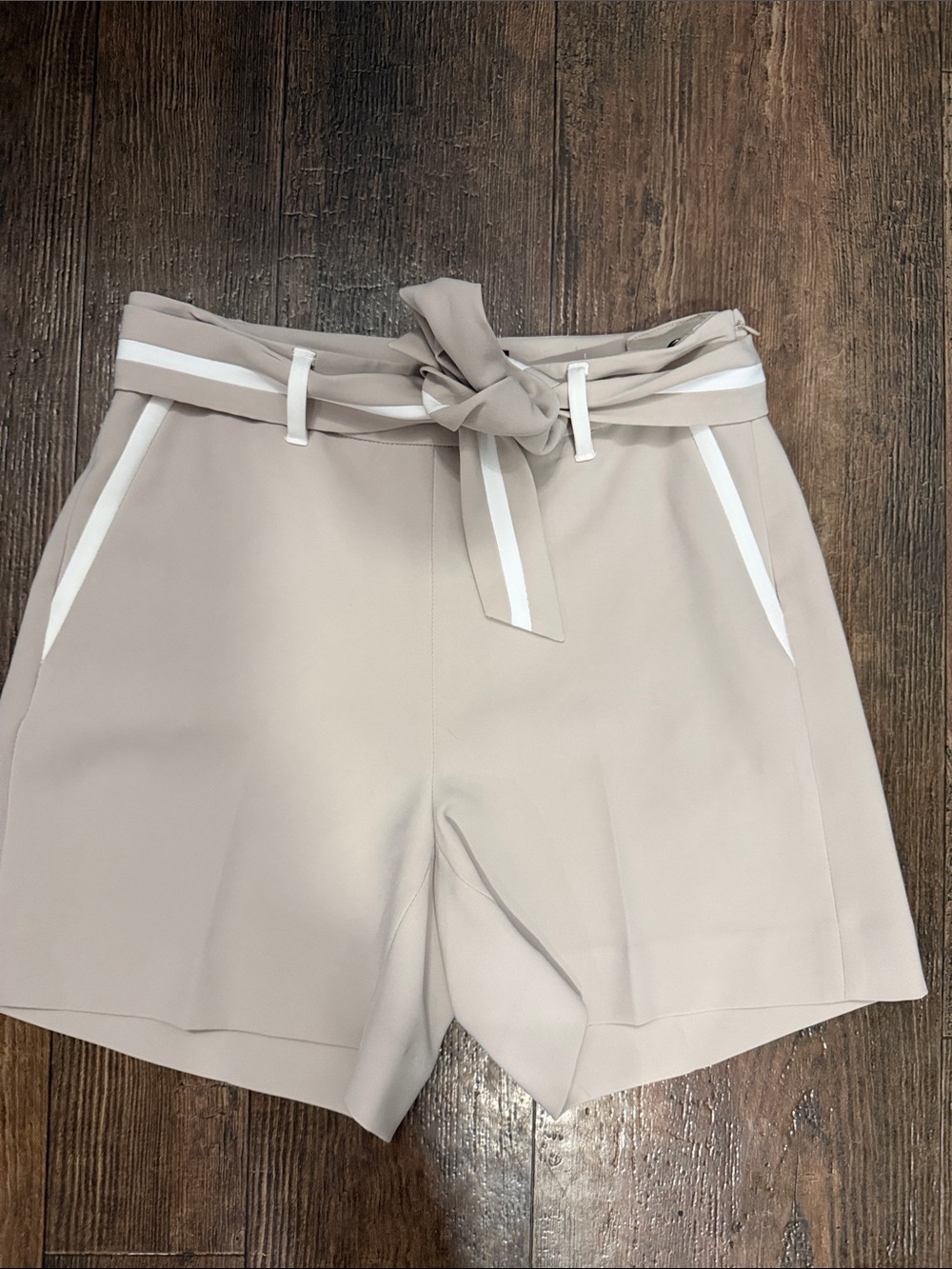 White House Black Market Beige Tie-Belt Shorts with White Trim 5in